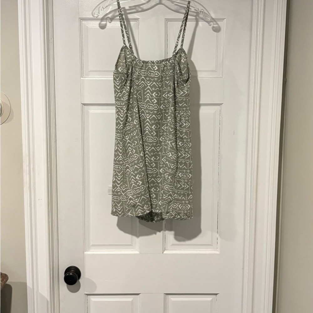 HOLLISTER  Juniors size XS
Olive Green Patterned Button-Down Dress - Picture 6 of 8